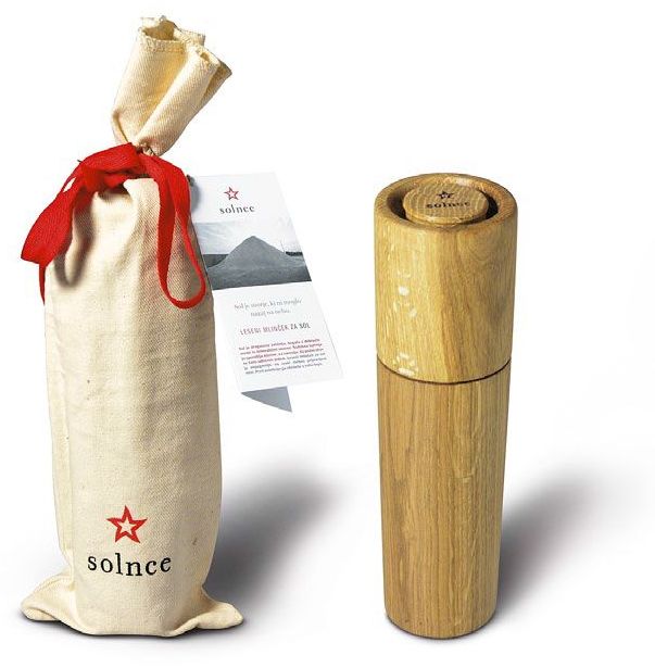 Salzmühle aus Holz.